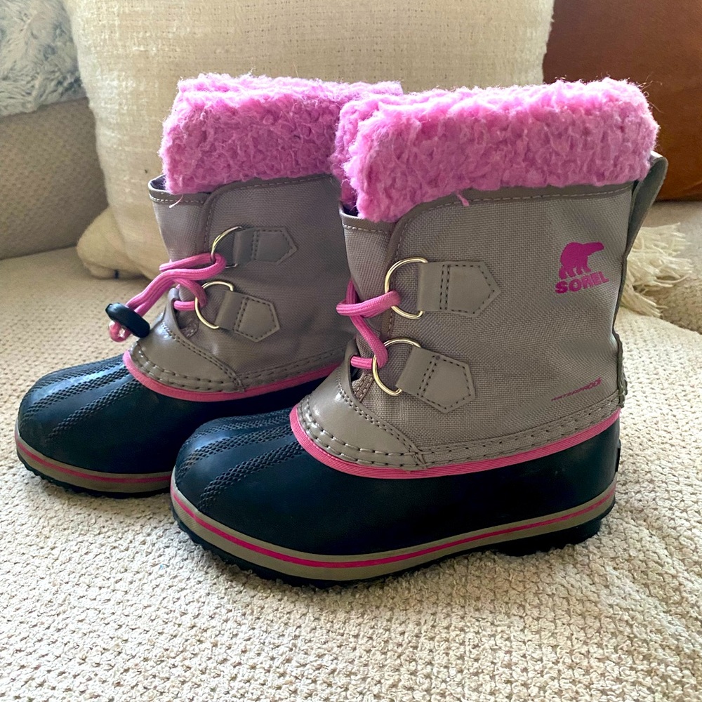 Girl’s Sorel snow boots (practically new)